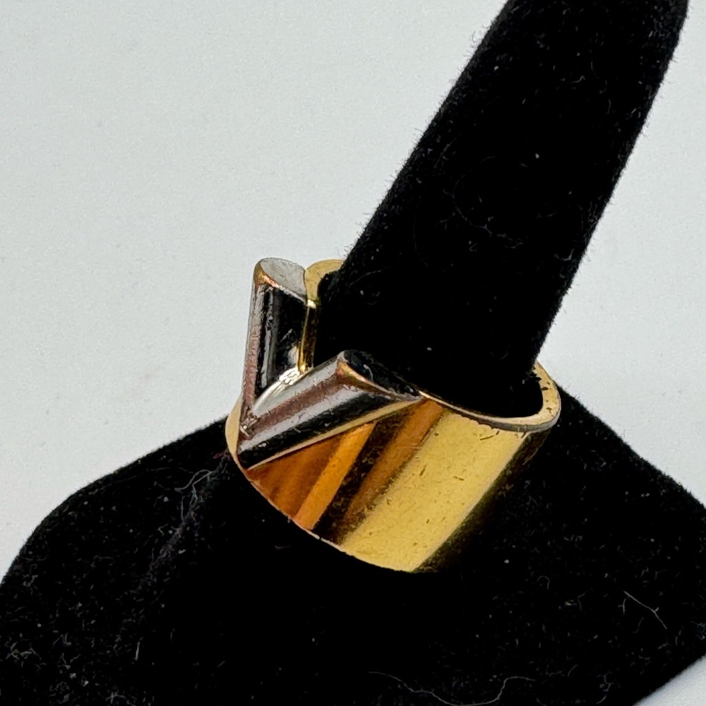 Gorgeous Rare Louis Vuitton Essential Ring Size 6 (Model: ldhh205 g7600752 - Picture 6 of 13